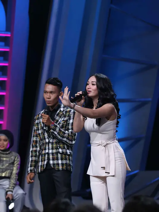 Cemen pun salah tingkah dan kaget saat melihat Zaskia Gotik tiba-tiba muncul. Terlebih sang idola tak sungkan untuk menggoda Cemen yang saat itu sedang bersaing untuk mendapatkan juara 1 di Stand Up Comedy Academy Indosiar. (Nurwahyunan/Bintang.com)