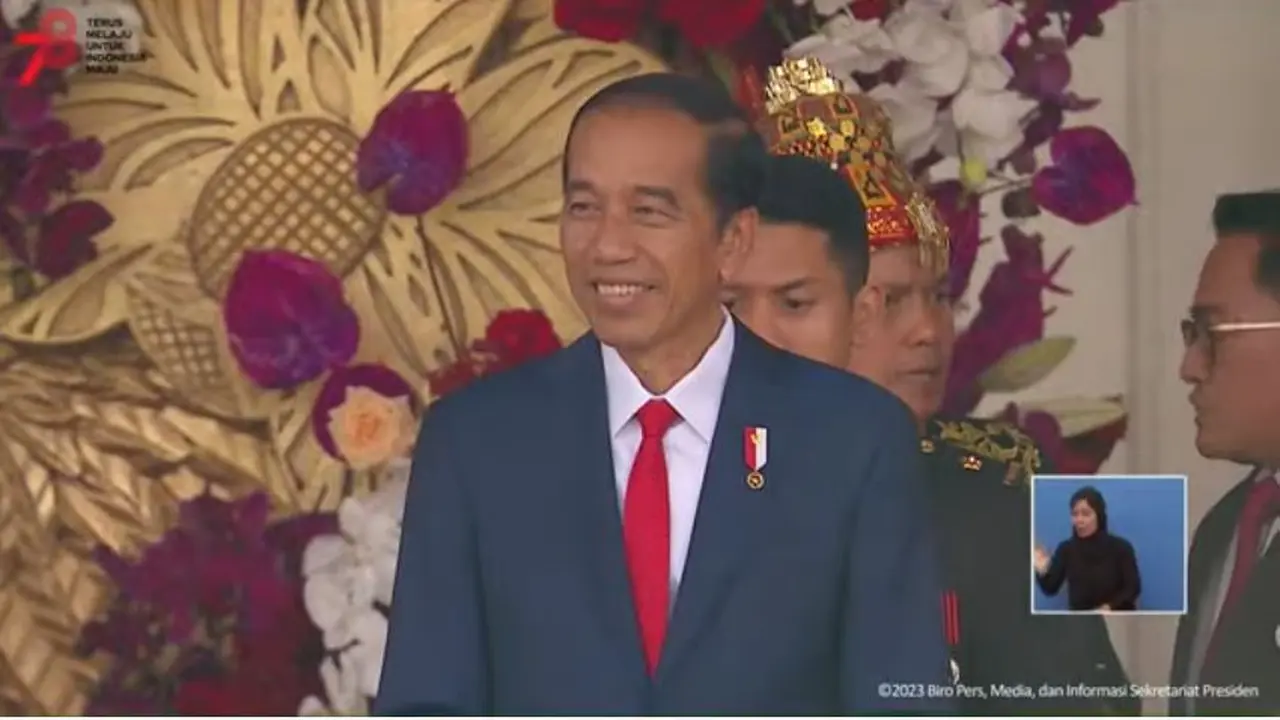 Presiden Joko Widodo atau Jokowi ikut menyaksikan penampilan Kahitna dari panggung utama.