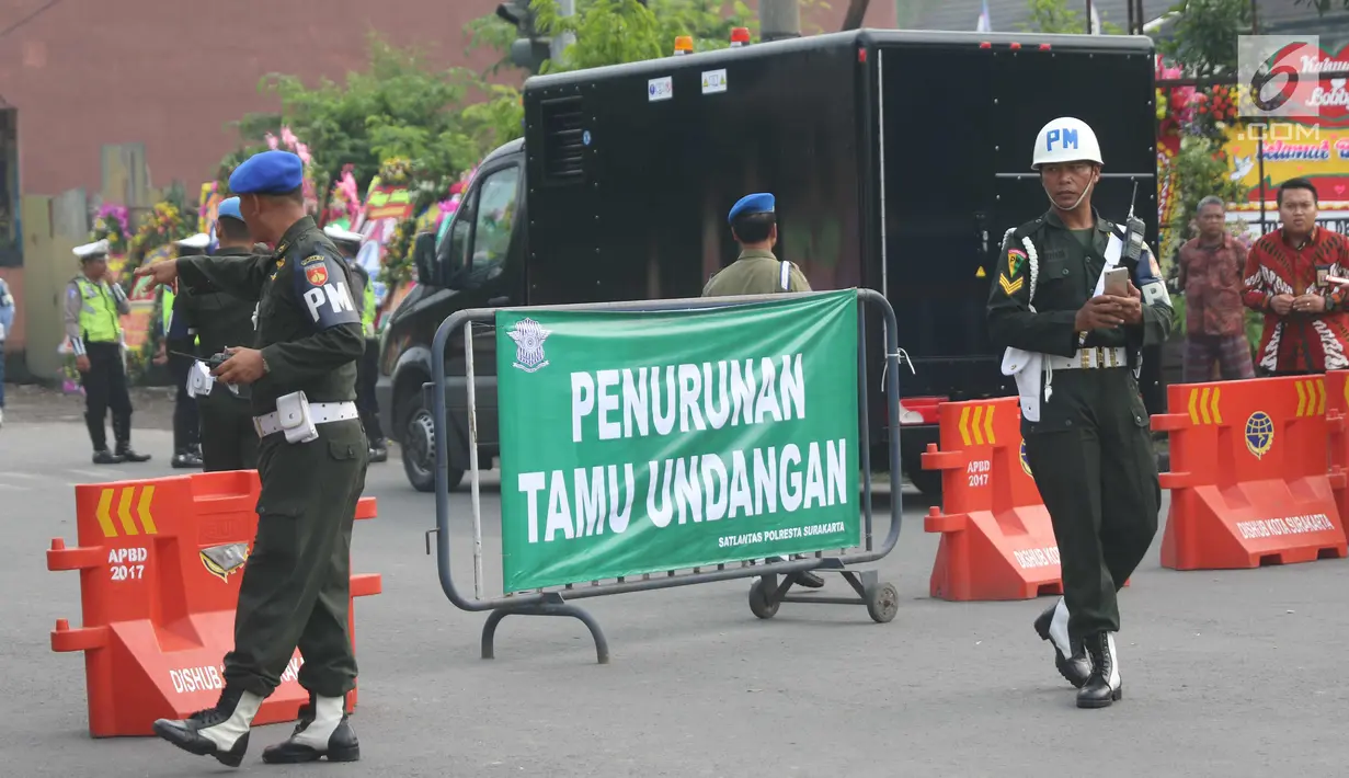 Rambu penunjuk di sekitar Jalan Letjen Suprapto, Solo, Rabu (8/11). Selama pelaksanaan proses pernikahan putri Presiden Jokowi, Kahiyang Ayu dengan Bobby Nasution, Polresta Solo telah mempersiapkan rekayasa lalu lintas. (Liputan6.com/Angga Yuniar)