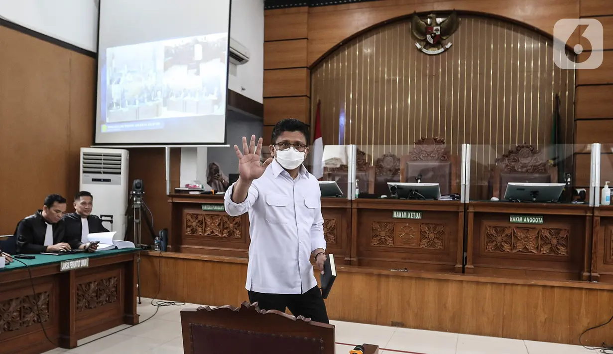Terdakwa Ferdy Sambo memberi salam sebelum dimulainya sidang lanjutan kasus pembunuhan berencana terhadap Brigadir Nopriansyah Yosua Hutabarat di Pengadilan Negeri Jakarta Selatan, Jakarta, Selasa (17/1/2023). Agenda sidang kali ini pembacaan tuntutan oleh Jaksa Penuntut Umum. (Liputan6.com/Johan Tallo)