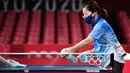 Seorang relawan membersihkan meja selama sesi latihan tenis meja di Tokyo Metropolitan Gymnasium, Tokyo, pada 21 Juli 2021, menjelang Olimpiade Tokyo 2020. (AFP/Jung Yeon-je)