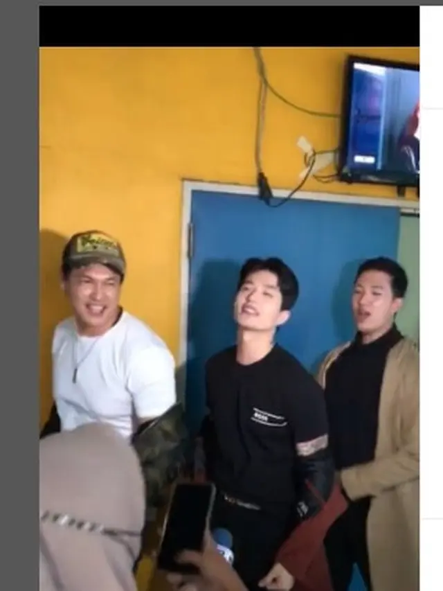Lee Jeong Hoon dan Irwan Chandra kompak saat reuni boyband Hitz di program TV (foto: Instagram leejeonghoon)