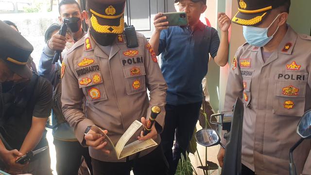 Kapolres Garut AKBP Wirdhanto Hadicaksono tengah mengecek keaslian surat dan dokumen kendaraan roda dua milik korban dalam penyerahan kendaraan hasil tangkapan curanmor. (Liputan6.com/Jayadi Supriadin)