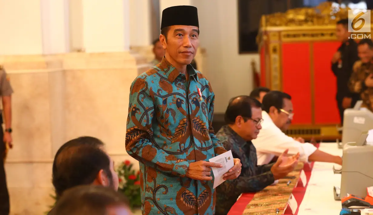 Presiden Joko Widodo ketika menyerahkan zakat mal di Istana Negara, Jakarta, Kamis (16/5/2019). Jokowi bersama para menteri, kepala lembaga, hingga direksi BUMN melakukan pembayaran zakat mal melalui Baznas senilai Rp 55 juta secara tunai. (Liputan6.com/Angga Yuniar)