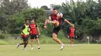Jordi Amat mencoba mengalau bola pada saat sesi latihan Persija Jakarta yang bertempat di Persija Training Ground, Bojongsari, Rabu (5/11/2025).