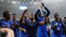 Para pemain timnas Prancis melakukan selebrasi usai menang atas Islandia dalam laga babak perempat final Piala Eropa di Stade Velodrome, Perancis, (3/7). Prancis melaju ke Semifinal usai menang atas Islandia dengan skor 5-2. (REUTERS/Darren Staples)