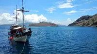 Butuh waktu sekitar 4 jam dengan Kapal Pinisi dari Labuan Bajo untuk sampai ke Pulau Padar. (Amal/Liputan6.com)