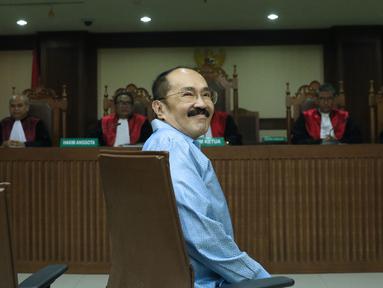 Terdakwa perkara merintangi penyidikan KPK pada kasus korupsi e-KTP, Fredrich Yunadi bersiap menjalani sidang pembacaan putusan di Pengadilan Tipikor, Jakarta, Kamis (28/6). Sidang mendengar pembacaan putusan. (Liputan6.com/Helmi Fithriansyah)