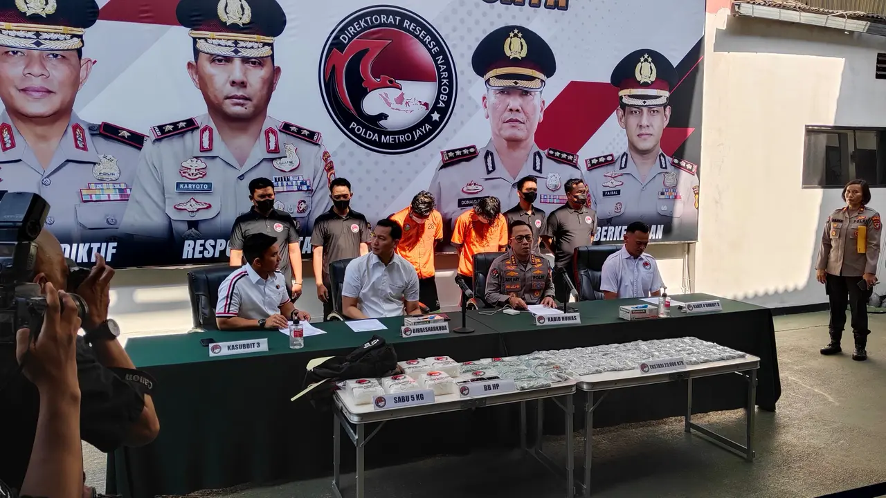 Polda Metro Jaya mengungkap peredaran narkoba berupa sabu dan ekstasi di Cilincing, Jakarta Utara.