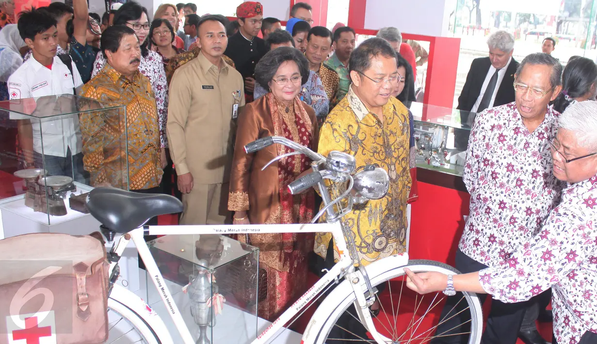 Menkominfo Rudiantara (ketiga kanan) meninjau pameran foto dalam rangka peringatan HUT ke-70 PMI di Museum Nasional, Jakarta, Kamis (10/9). Merayakan hari jadinya, PMI menggelar pameran dan peluncuran prangko. (Liputan6.com/Angga Yuniar)