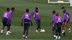 Penyerang Real Madrid, Karim Benzema (Tengah) dan rekan setimnya mengikuti sesi latihan di kompleks latihan Ciudad Real Madrid di Valdebebas, pinggiran kota Madrid, Rabu (1/3/2023). Real Madrid akan bertanding melawan Barcelona pada leg pertama semifinal Copa del Rey (Piala Raja) di di Stadion Santiago Bernabeu, Jumat 3 Maret 2023, pukul 03.00 WIB. (AFP/Pierre-Philippe Marcou)