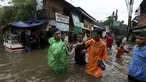 Warga menunjukkan ular yang ditemukan saat banjir di Jalan Hang Lekir, Kebayoran Lama, Jakarta Selatan, Rabu (1/1/2020). Banjir tersebut disebabkan karena tingginya intensitas hujan yang mengguyur sejak Selasa (31/12/2019). (Liputan6.com/Johan Tallo)