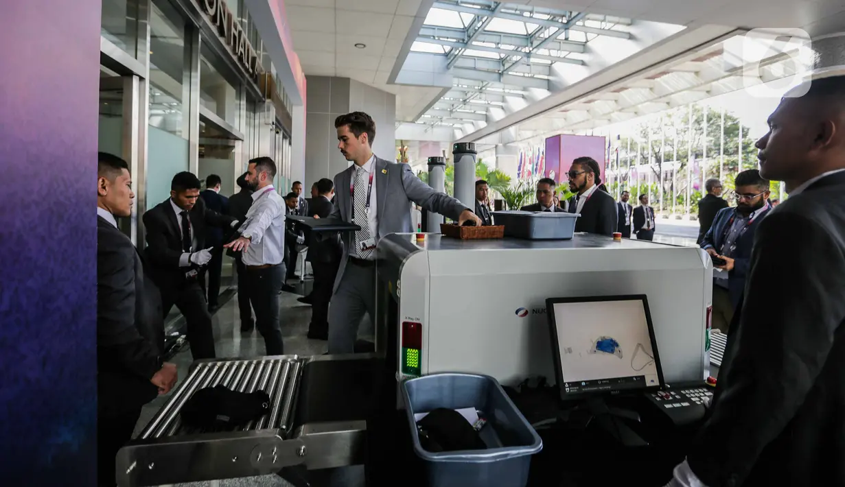Delegasi melakukan body checking beserta barang bawaan oleh pihak keamanan sebelum memasuki plannery hall saat pembukaan KTT ASEAN ke-43 di Jakarta Convention Center, Senayan, Jakarta, Selasa (5/9/2023). (Liputan6.com/Faizal Fanani)