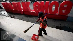 Petugas kebersihan menyapu kawasan Ambarukmo Plaza,Yogyakarta yang di hiasi dengan Tulisan Gong Xi Fa Cai, Minggu (7/2). Hal ini untuk menarik perhatian masyarakat untuk berbelanja di mall tersebut.(Boy Harjanto)