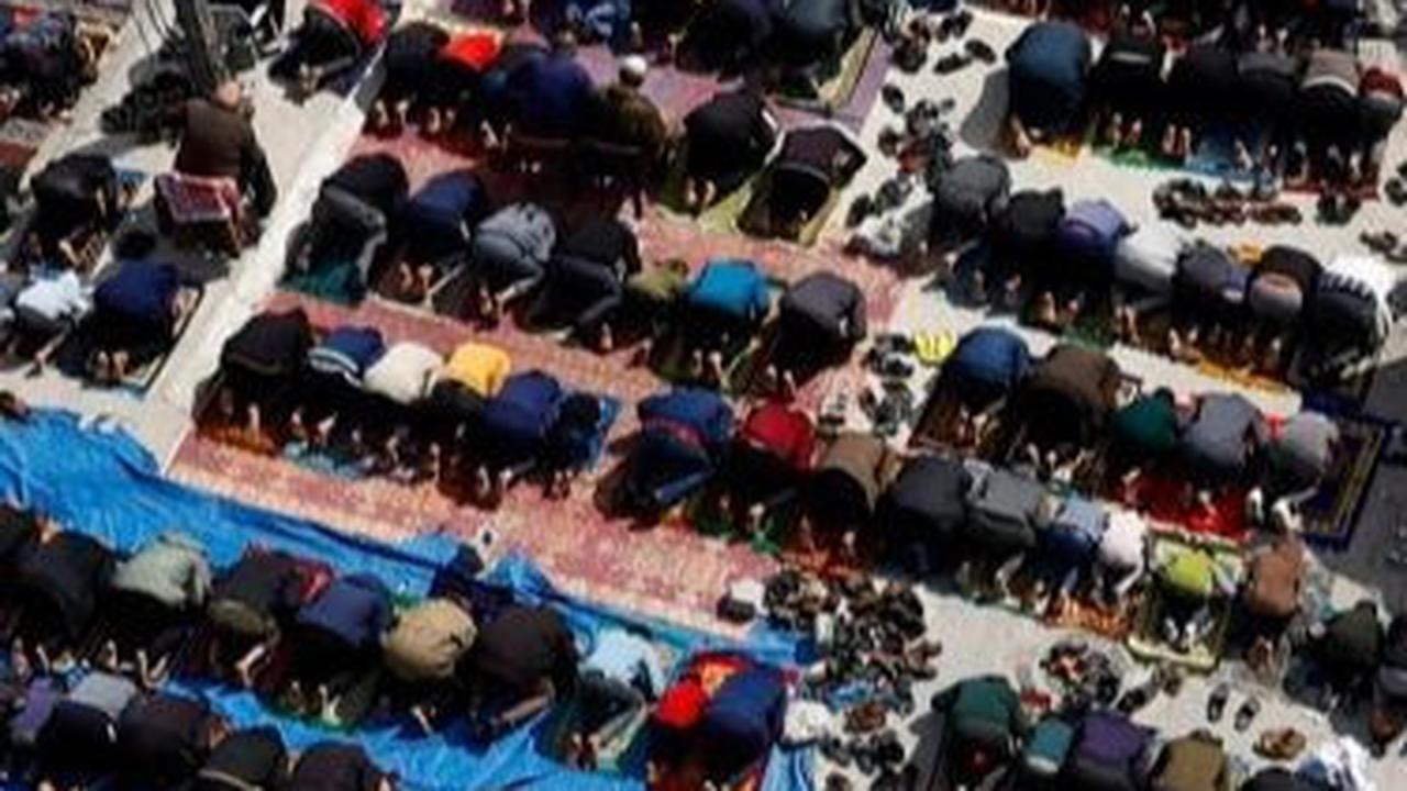 FOTO: Ketabahan Warga Palestina di Rafah Menjalankan Ibadah Salat Jumat di Dekat Masjid yang Hancur Dibom Israel