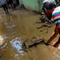 Warga kerja bakti membersihkan sisa lumpur dan sampah usai banjir melanda Kampung Melayu, Jakarta, Jumat (3/1/2020). Banjir yang melanda Kampung Melayu menyisakan sisa sampah dan lumpur. (merdeka.com/Magang/Muhammad Fayyadh)