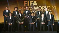 Paul Pogba (kedua kiri bawah) foto bersama Pemenang FIFA Ballon d'Or 2015, Lionel Messi (kedua kanan bawah) di Zurich, Swiss, (11/1/2016). (REUTERS/Ruben Sprich)