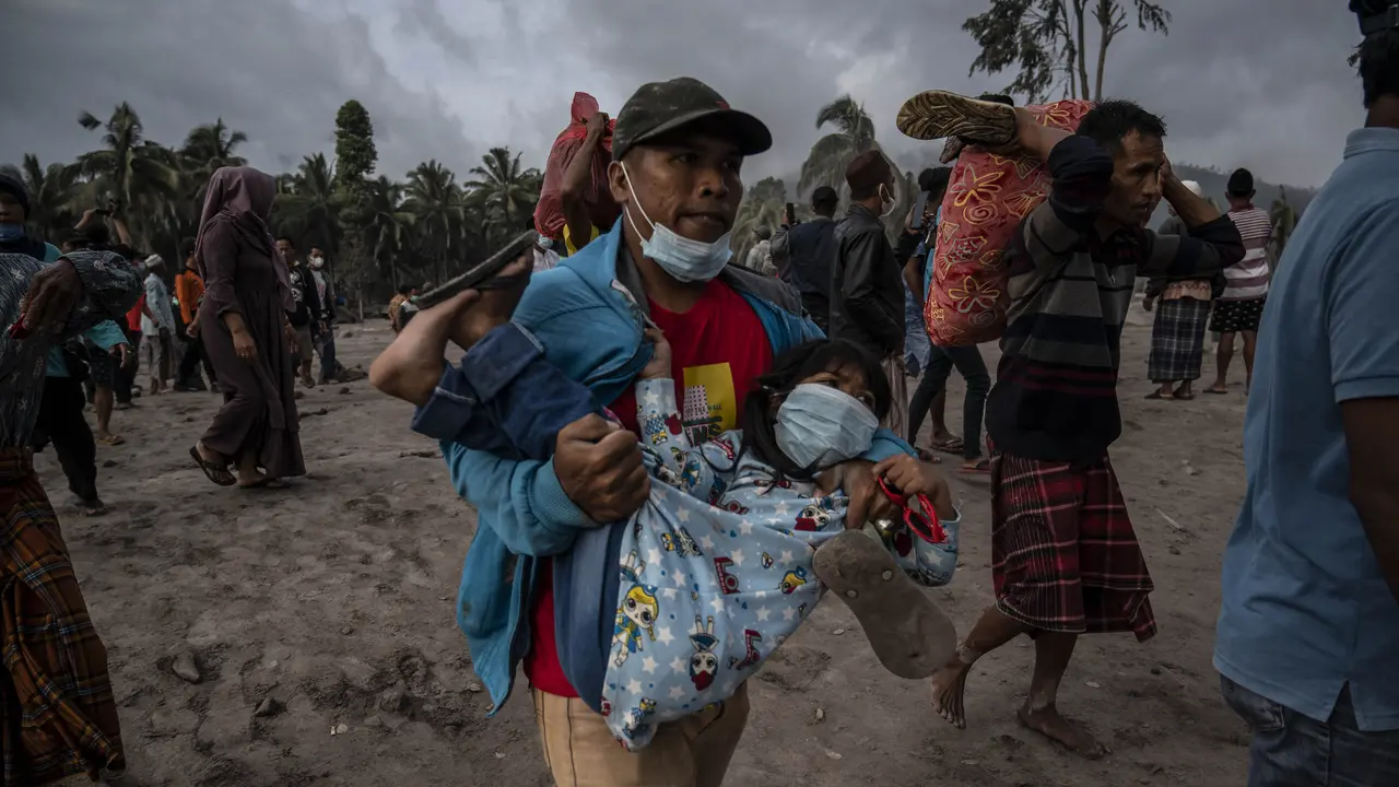 Saat Warga Selamatkan Benda Tersisa dari Amukan Erupsi Gunung Semeru