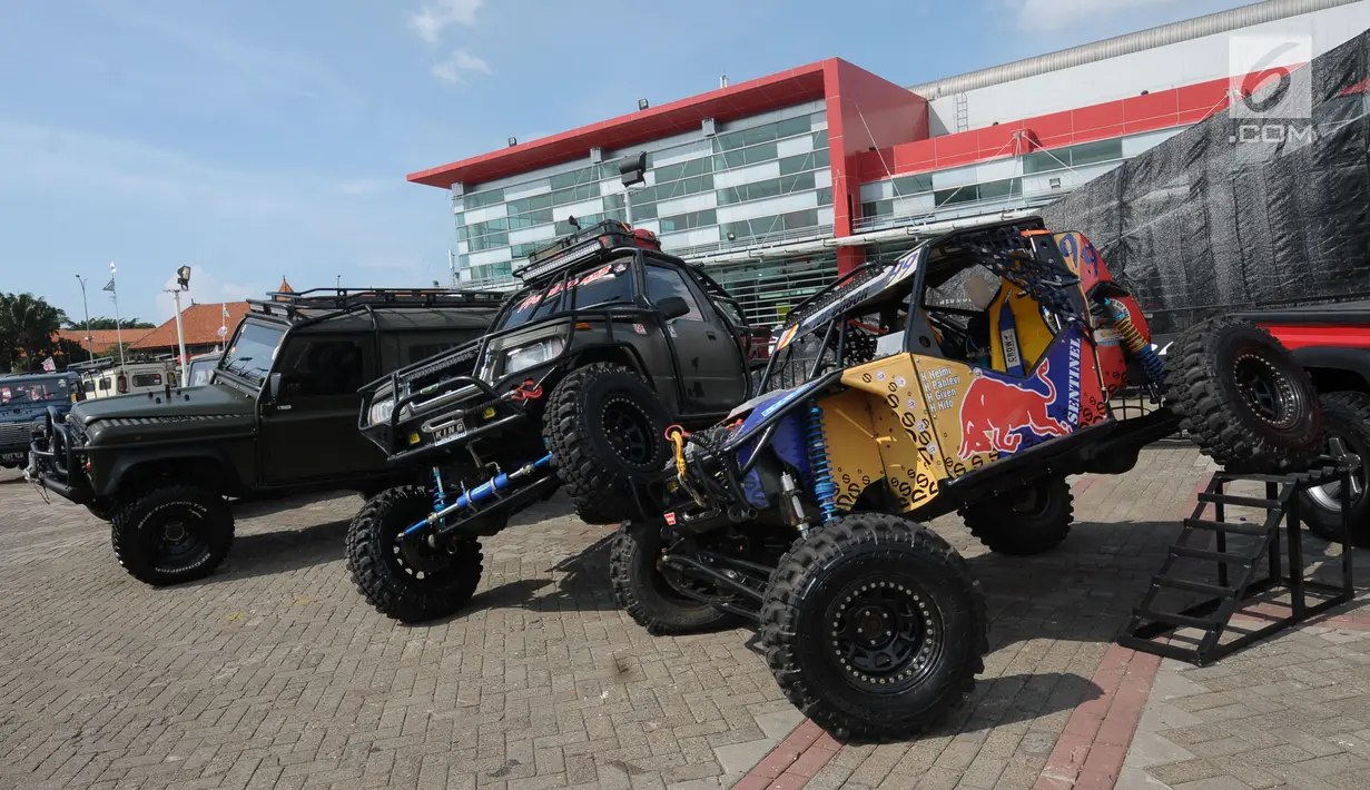 Deretan mobil off road dipamerkan pada Indonesia International Motor Show 2018 di JIExpo, Jakarta, Jumat (20/4). 38 merek kendaraan dipamerkan dan 350 perusahaan ikut dalam IIMS 2018. (Liputan6.com/Helmi Fithriansyah)