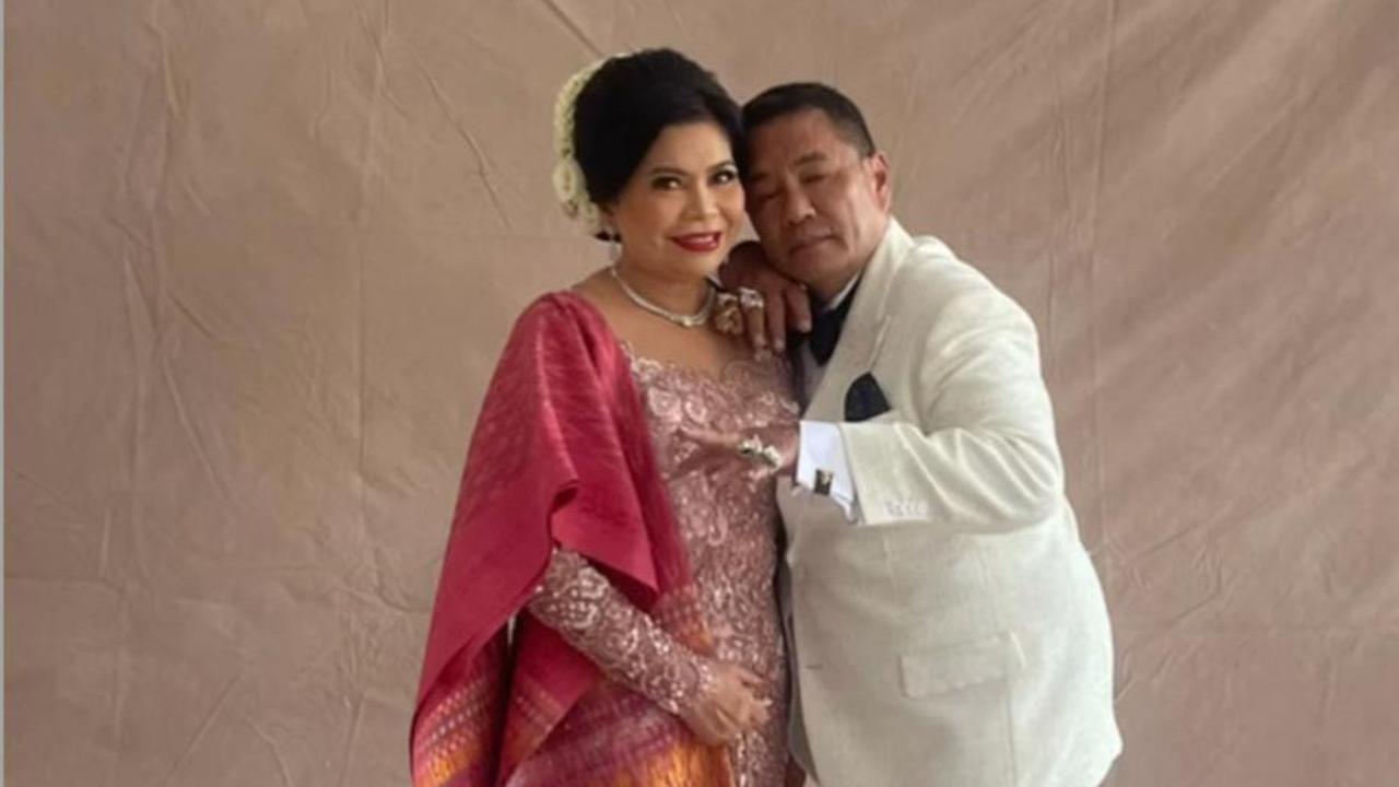 Gaya Hotman Paris dan Istri saat Pernikahan Frank Hutapea, Penampilan Berkelas dan Mewah