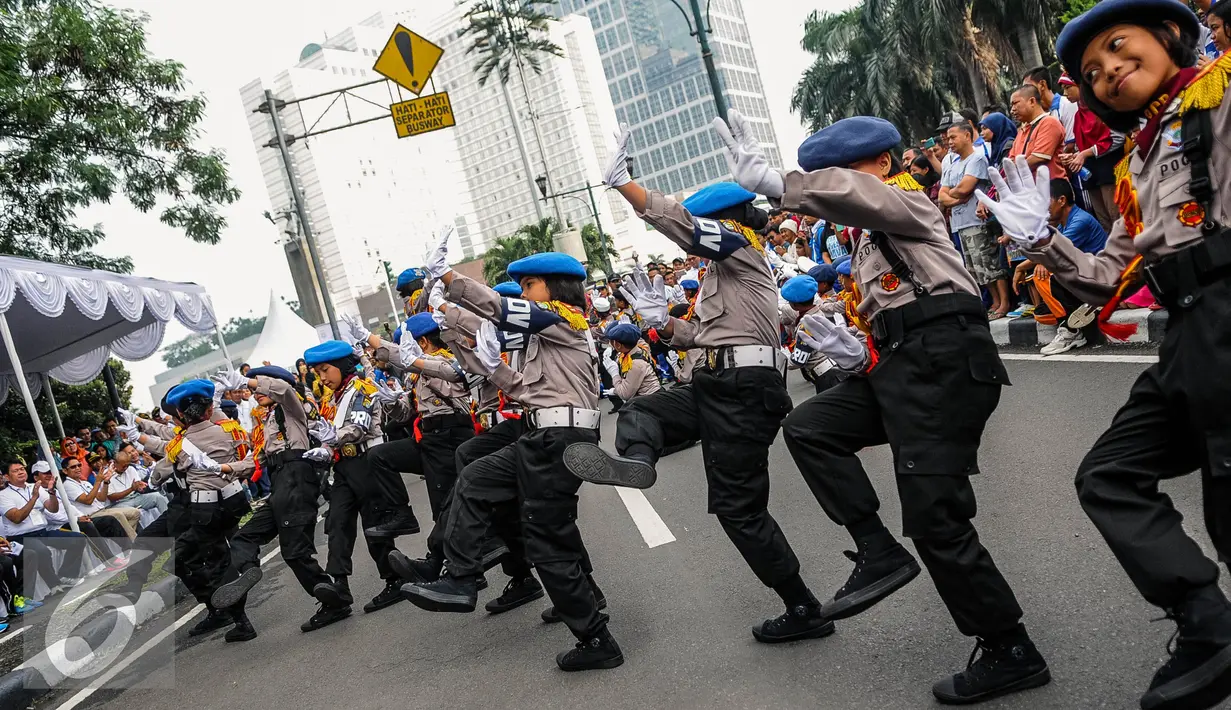 Polantas merayakan HUT ke-61 di ajang Car Free Day di Jalan Jenderal Sudirman-MH Thamrin, Jakarta, Minggu (18/9). Kehadiran Polisi Cilik membuat acara semakin seru dan menarik. (Liputan6.com/Faizal Fanani)