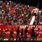 Suporter Manchester United hadir langsung di Old Trafford dalam laga pekan ke-37 Premier League kontra Fulham, Rabu (19/5/2021) dini hari WIB. Sayangnya, Manchester United hanya bermain imbang 1-1 dengan Fulham dalam laga tersebut. (PHIL NOBLE / POOL / AFP)