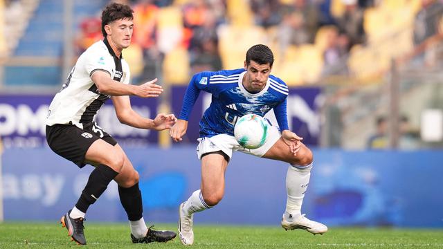 Alvaro Morata dari Como (kanan) berebut bola dengan Nahuel Estevez dari Parma