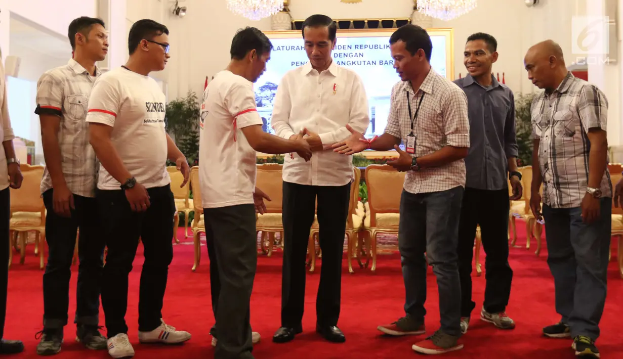 Presiden Joko Widodo (Jokowi) saat menerima 70 perwakilan sopir truk se-Indonesia di Istana Negara, Jakarta, Selasa (8/5). Jokowi menerima aduan dari sopir truk terkait premanisme hingga pungli di jalan. (Liputan6.com/Angga Yuniar)