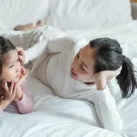 Dengan menerapkan empati dan pemahaman emosional seperti ini secara konsisten, anak akan mulai belajar mengelola kekecewaan dengan lebih sehat. [Dok/Pexels.com/Ketut Subiyanto].