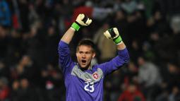 Tomas Vaclik - Namanya masih dipercaya sebagai palang pintu Timnas Republik Ceko di gelaran Euro 2020 ini. Ia merupakan salah satu pemain yang berpengalaman di skuatnya. Pemain 32 tahun ini mengawali karir internasionalnya pada tahun 2012 silam. (Foto: AFP/Michal Cizek)