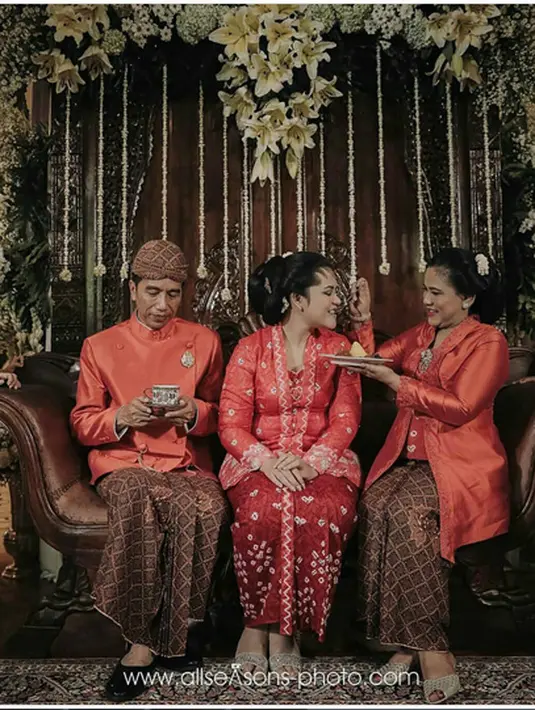 Ibu Iriana sedang menyuapi putrinya yang akan menikah. Sedangkan Jokowi memegang cangkir minuman duduk disebelah kiri calon pengantin. Prosesi ini bisa disebut dengan dulangan (menyuapi). (Instagram/thebridebestfriend)