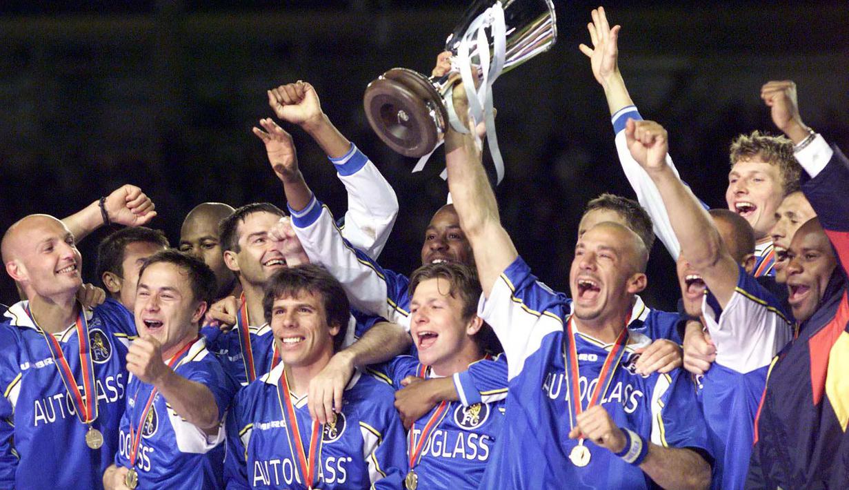 Zola menyumbangkan enam gelar juara untuk The Blues, yakni trofi Piala Winners, Piala Super Eropa, Piala Liga Inggris, Charity Shield serta dua Piala FA. (AFP/Tobias Rostlund)