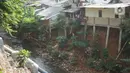 Bangunan rumah warga berdiri di sepanjang bantaran Kali Cijantung di Jakarta Timur, Selasa (20/11/2019). Meskipun berbahaya, namun sebagian warga nekat mendirikan bangunan di bantaran kali yang dapat longsor sewaktu-waktu tersebut. (Liputan6.com/Immanuel Antonius)