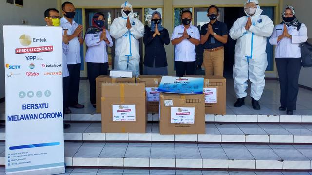 EMTEK Peduli Corona kembali memberikan bantuan berupa Alat Pelindung Diri (APD) kepada fasilitas kesehatan di Jawa Tengah, Jawa Barat dan Pemerintah Kabupaten Kuningan.