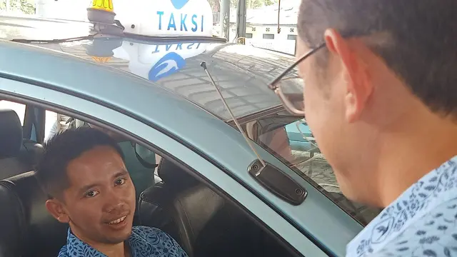 Semangat Jaga Lingkungan Lewat Pasukan Sopir Taksi Penggerak Isi Ulang Botol Minum Sendiri