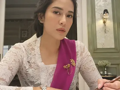 Bukan sekali bagi Dian Sastrowardoyo kala berpenampilan dengan kebaya sebagai wujud cintanya kepada warisan bangsa. (FOTO: instagram.com/therealdisastr/)