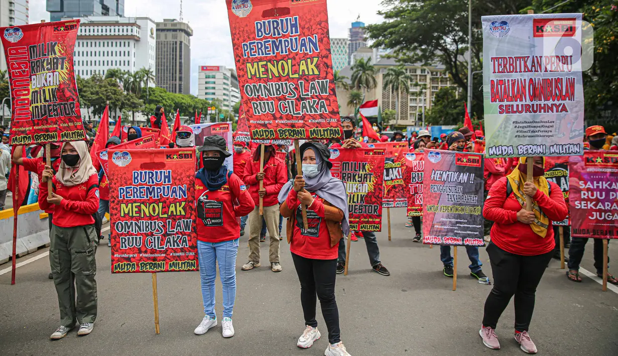 Massa dari berbagai elemen buruh berunjuk rasa di kawasan Patung Kuda, Jakarta, Kamis (22/10/2020). Dalam aksi yang digelar bertepatan dengan setahun pemerintahan Presiden Joko Widodo-Wapres Ma'ruf Amin itu massa meminta dikeluarkannya Perppu pencabutan UU Cipta Kerja. (Liputan6.com/Faizal Fanani)