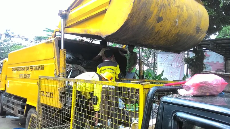 Truk sampah di Bogor