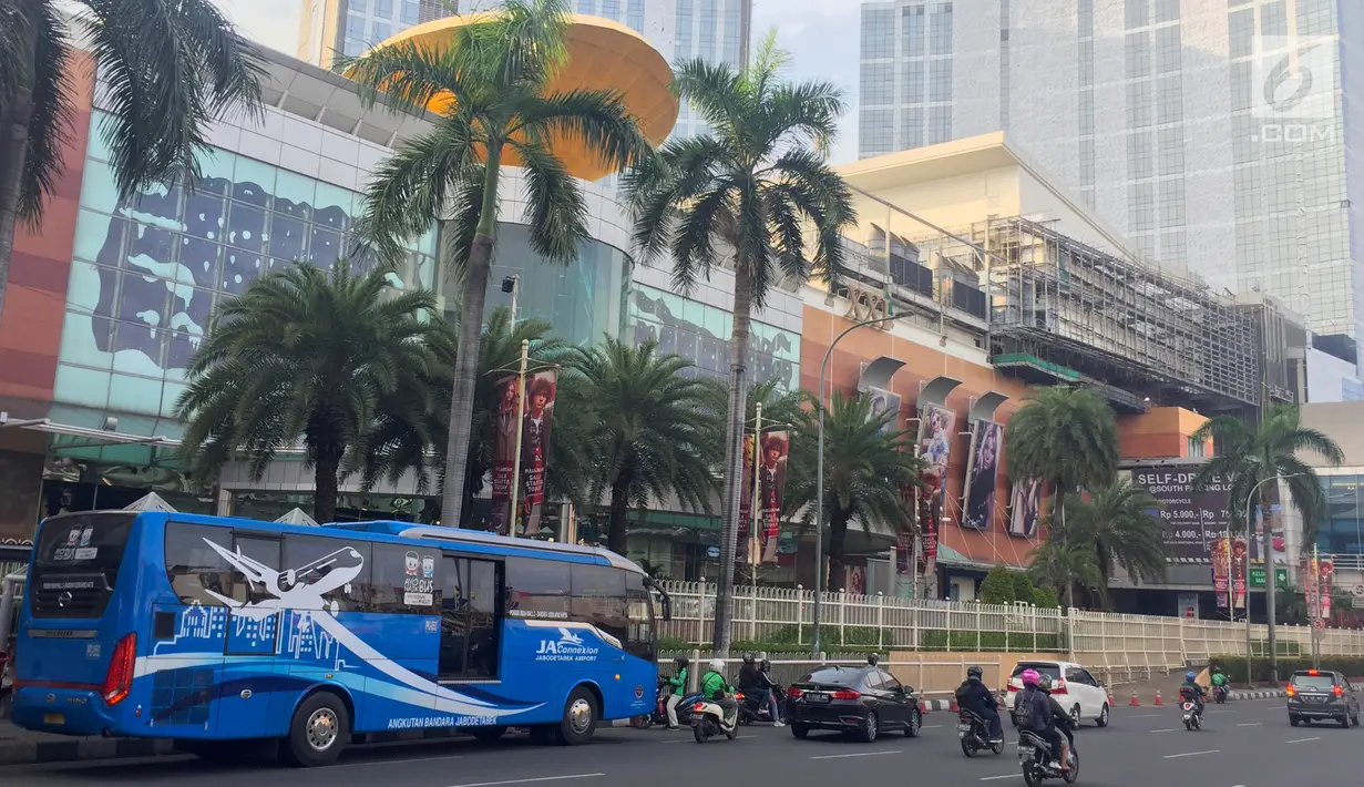 Sebuah armada bus JA Connexion tujuan Bandara Soekarno-Hatta di Tangerang menunggu penumpang di Pondok Indah Mall, Jakarta Selatan, Jumat (29/12). Bus premium tersebut memiliki fasilitas pendingin udara dan WiFi. (Liputan6.com/Immanuel Antonius)