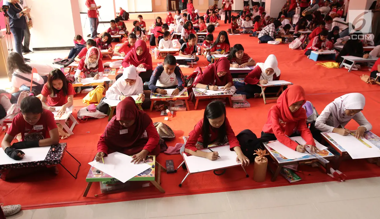 Sejumlah peserta berpartisipasi dalam acara lomba melukis massal di kantor Kemenkumham, Jakarta, Minggu (13/8). Lomba ini digelar Kemenkumham dalam rangka menyambut Peringatan HUT Kemerdekaan Republik Indonesia ke-72. (Liputan6.com/Herman Zakharia)