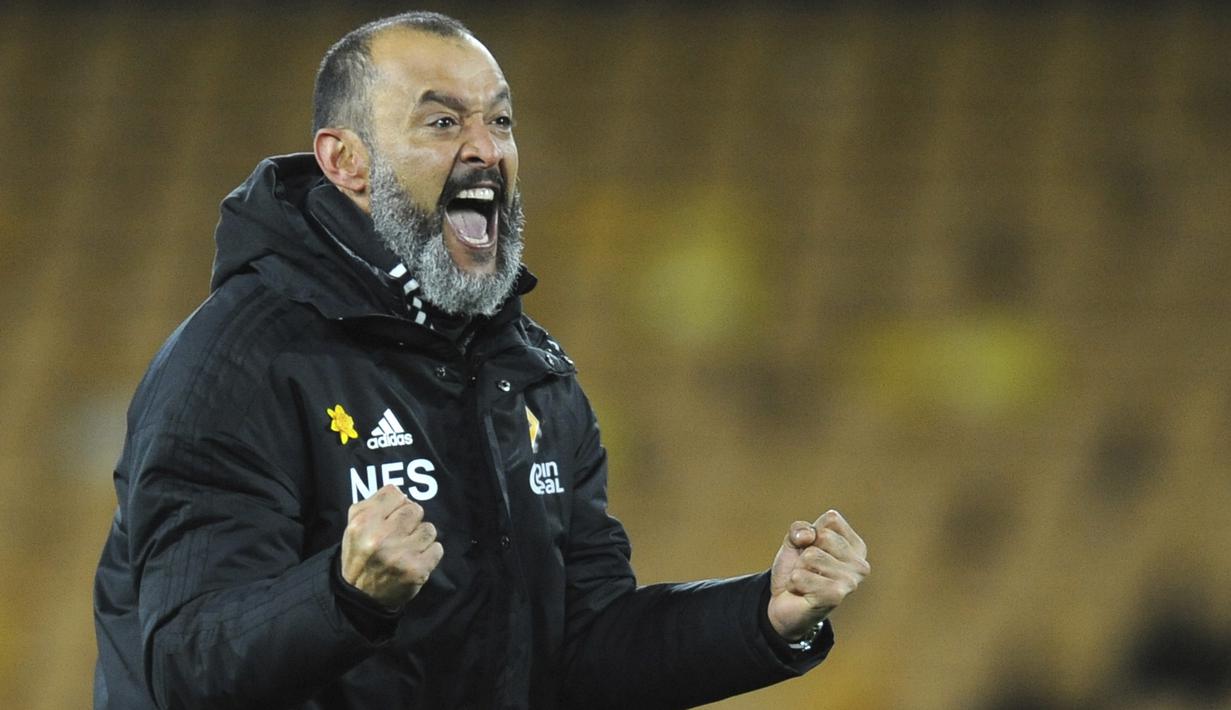 Pelatih Wolverhampton Wanderers, Nuno Espirito Santo, melakukan selebrasi usai menaklukkan Manchester United pada laga Piala FA 2019 di Stadion Molineux, Sabtu (16/3). Wolverhampton menang 2-1 atas Manchester United. (AP/Rui Vieira)
