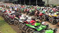 Ilustrasi deretan sepeda motor Ninja milik komunitas Kawasaki (Otosia.com/Nazar ray)