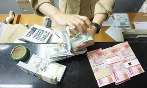 Teller tengah menghitung mata uang dolar AS di penukaran uang di Jakarta, Rabu (10/7/2019). Nilai tukar rupiah terhadap dolar Amerika Serikat (AS) ditutup stagnan di perdagangan pasar spot hari ini di angka Rp 14.125. (Liputan6.com/Angga Yuniar)