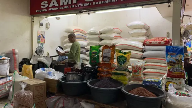 Kios beras di Pasar Induk Senen.