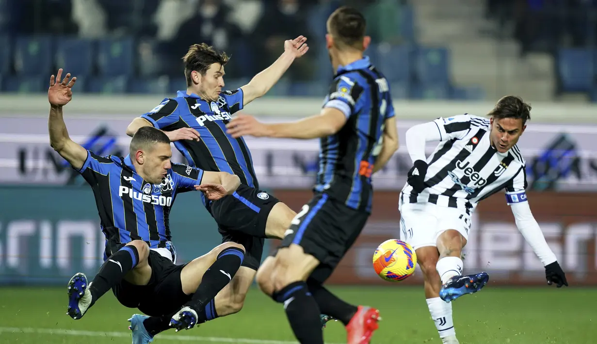 Penyerang Juventus Paulo Dybala (kanan) menembak ke gawang Atalanta pada pekan ke-25 Liga Italia 2021-2022 di Gewiss Stadium, Senin (14/2/2022). Juventus bermain imbang 1-1 dengan tuan rumah Atalanta. (Spada/LaPresse via AP)