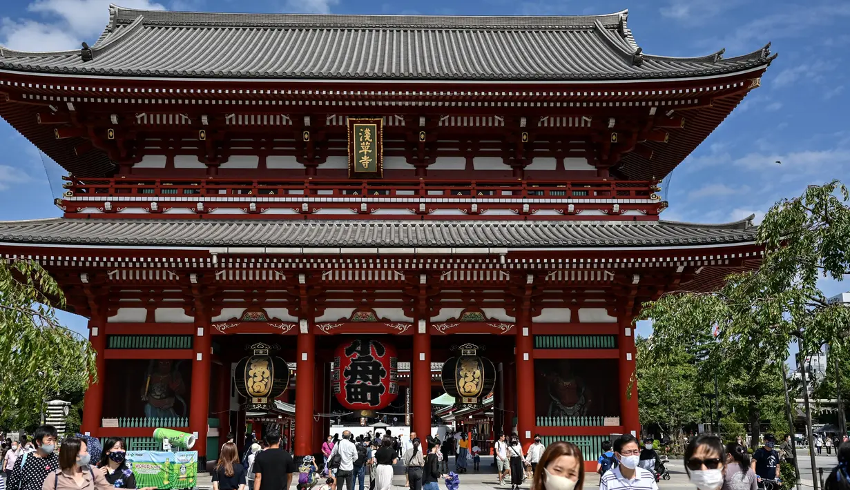 Orang-orang mengunjungi kuil Sensoji (tengah) di distrik Asakusa Tokyo (22/9/2020). Kuil Sensoji dibangun oleh kepala desa Asukusa untuk menghormati patung Dewi Kannon (Bodhisattva Kannon), yang ditemukan dua orang biksu Asuka saat memancing. (AFP/Charly Triballeau)