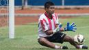 Meski tidak bermain pada posisinya tetapi pria yang akrab disapa Bepe itu terlihat lihai mengawal gawangnya dari gempuran rekan-rekannya. (Bola.com/Vitalis Yogi Trisna)