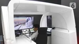 Latihan simulator Kereta tersebut dilakukan menjelang pengoperasian LRT yang rencananya akan uji coba pada 12 Juli.(Liputan6.com/Herman Zakharia)