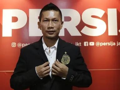 Pemain Persija Jakarta, Ismed Sofyan, berpose usai memberikan keterangan saat jumpa pers di Jakarta, Rabu (22/1/2020). Ismed Sofyan akan dikirim ke Spanyol untuk menimba ilmu kepelatihan di Deportivo Alaves. (Bola.com/M Iqbal Ichsan)
