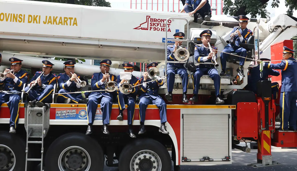 Petugas Pemadam Kebakaran mengantarkan pelepasan Gubernur DKI Jakarta Djarot Saiful Hidayat di Jalan Kebon Sirih, Jakarta, (15/10). Petugas Dinas Perhubungan juga turut mengantar pelepasan Djarot sebagai Gubernur DKI. (Liputan6.com/Immanuel Antonius)